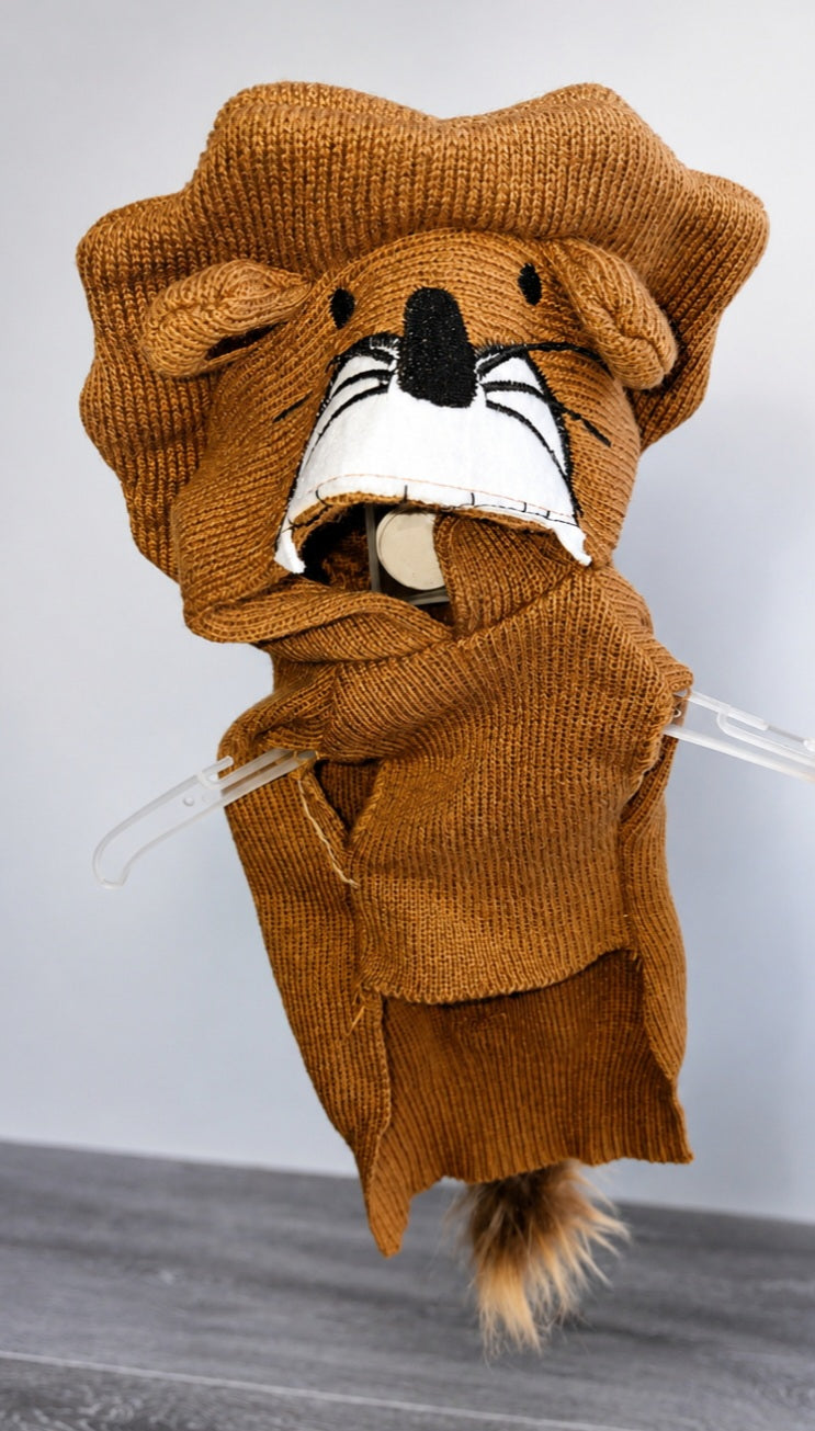 Cute knitted lion jumper